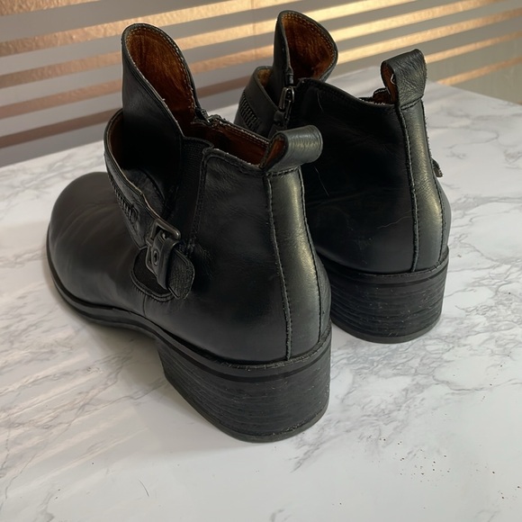 Women’s size 9 Gentle Souls by Kenneth Cole Soft Black Leather boots w zippers - Picture 7 of 10